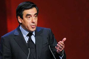 Экс-премьер Франции Фийон лежит в больнице в Риме со сломанной ногой
