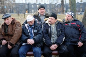 Голодающим у Кабмина чернобыльцам вызвали скорую
