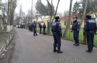 В Одессе людям не дают пообщаться с Януковичем без медсправки