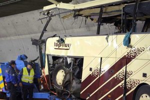 В Албании автобус со студентами упал со скалы 