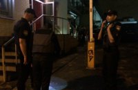 Невідомі влаштували стрілянину біля стрипклубу на Подолі в Києві