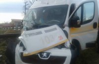 Поблизу Львова поїзд врізався у "швидку"