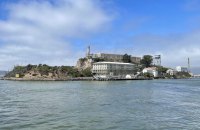 Біля Алькатраса затонув прогулянковий катер, загинула людина