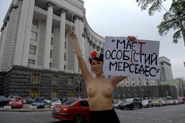 FEMEN - Азарову: хватить насиловать уши "особістим Мерседесом"