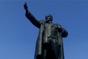 В Енакиево памятник Ленину облили краской