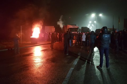 Владельцы "евроблях" продолжают блокировать пункты пропуска на границе с Польшей