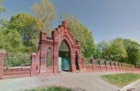 КГГА остановила ремонт кирпичного забора Байкового кладбища