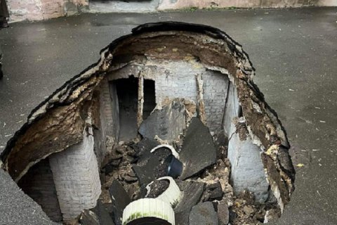 У Києві на Малій Житомирській провалився асфальт, під яким виявили підвал