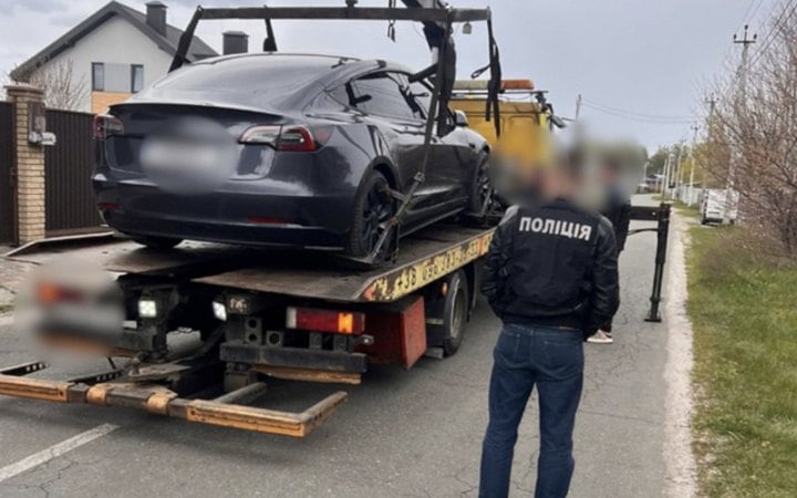 Поліція провела більше 40 обшуків у посадовців ТЦК: вилучили автомобілі Tesla, мотоцикли і готівку 