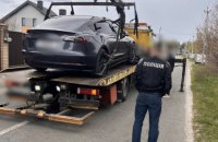Поліція провела більше 40 обшуків у посадовців ТЦК: вилучили автомобілі Tesla, мотоцикли і готівку 
