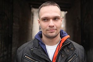 Чоловіка, який атакував "Беркут" під Українським домом, відпустили під підписку про невиїзд