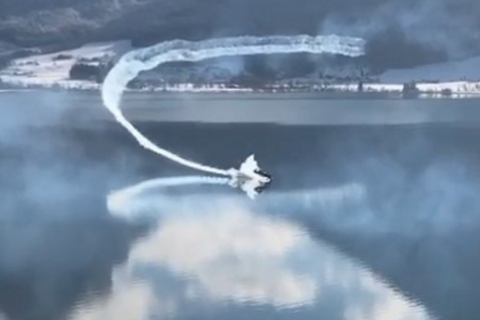 В Австрии во время авиашоу самолет упал в озеро 