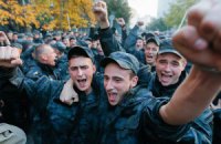 Около 300 срочников Нацгвардии не расходятся из-под АП (трансляция, добавлены фото)