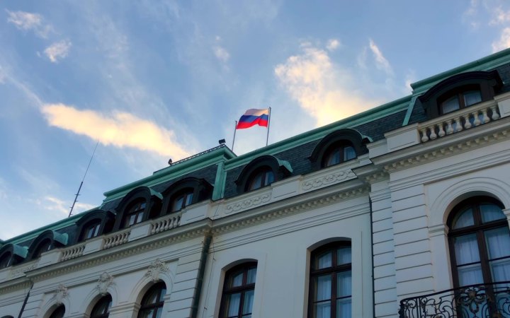 У Празі збирають підписи, аби відключити світло, воду і тепло в будинках, які належать росіянам, зокрема, і посольство