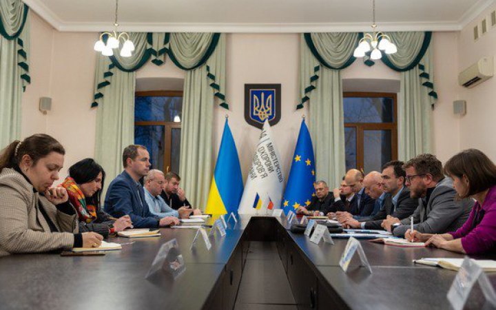 Чехія передасть Україні два автобуси для евакуації поранених та вчитиме фахівців із реабілітації
