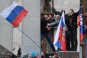 Пророссийские активисты в Донецке ворвались в госказначейство и на ТРК "Донбасс"
