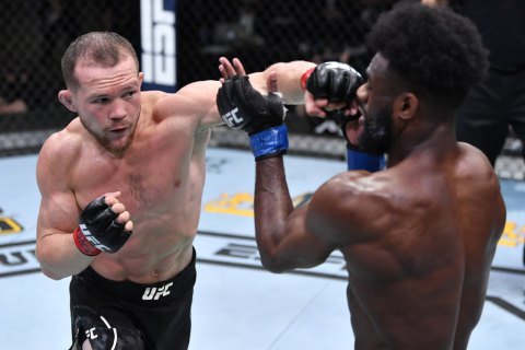 В скандальном поединке россиянина лишили чемпионского пояса UFC за запрещенный удар: соперник готов на матч-реванш