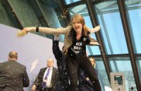 На главу ЕЦБ во время пресс-конференции напала неизвестная активистка