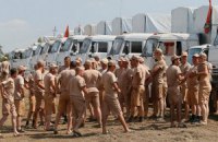 Российский конвой остановился у границы 