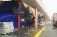 Унаслідок нічних обстрілів у Херсоні горів торговий центр