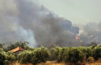Лісова пожежа другий день вирує на грецькому острові Парос 