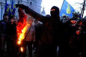 "Свободовцы" сожгли на Говерле флаги СССР и Партии регионов