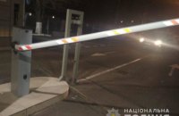 В Одессе пьяный полицейский снес шлагбаум и сбил двух пешеходов 