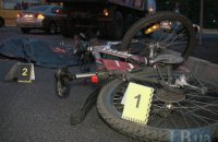 У Києві вантажівка переїхала велосипедиста