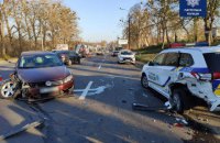 У Рівному п'яний водій на Volkswagen протаранив припаркований автомобіль патрульних
