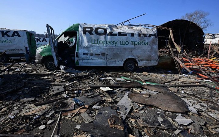 Під час ракетної атаки росіян на Київ пошкоджена будівля складу Rozetka