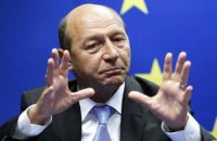 В Румынии Бэсеску оставили на должности президента