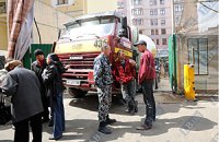 Киевляне не пускают бетономешалки на незаконную стройку