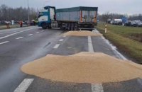 Польський міністр назвав "актом відчаю" розсипання українського зерна на дорогу і обурився реакцією посадовців України