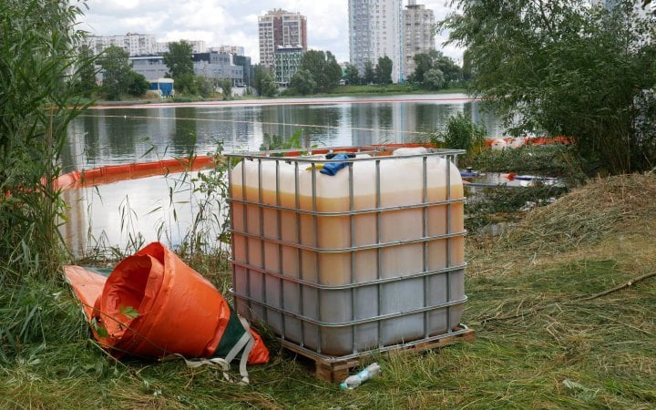 На Кирилівському озері в Києві продовжують ліквідацію наслідків забруднення 