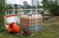На Кирилівському озері в Києві продовжують ліквідацію наслідків забруднення 