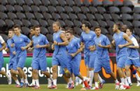 Французские футболисты передали украинскому Красному Кресту кровати для больных СПИДом