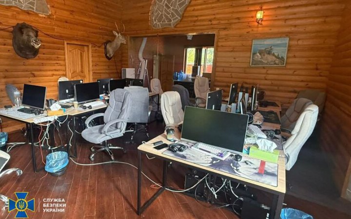 У Києві викрили масштабну схему криптошахраїв, в організації якої підозрюють 25-річого айтівця