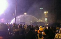 Протестувальники ще раз спробували атакувати силовиків