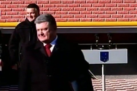 Порошенко вручил сертификаты на квартиры семьям 55 нацгвардейцев