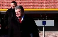 Порошенко вручил сертификаты на квартиры семьям 55 нацгвардейцев