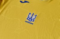 Перед матчем Украина - Нидерланды в Амстердаме на поле развернули огромную украинскую футболку с изображением Крыма