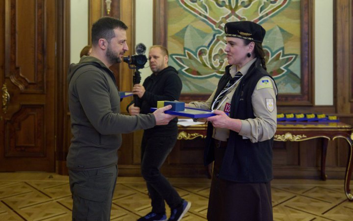 Зеленський вручив волонтерам відзнаки "Золоте серце"