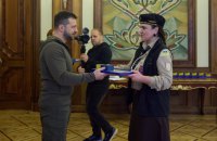 Зеленський вручив волонтерам відзнаки "Золоте серце"