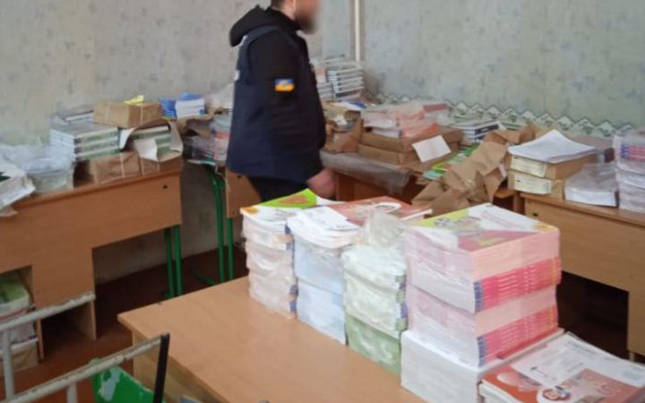 На Харківщині поліція вилучила російські посібники в навчальному закладі