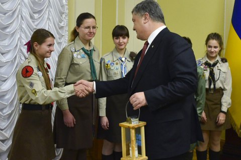 Пластуны передали Порошенко Вифлиемский Огонь мира