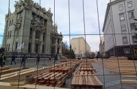 Около Офиса президента начали монтировать каток