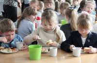 Бюджетний сніданок. Хто виграє тендери на харчування дітей у школах Києва