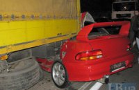  В Киеве Subaru, протаранив припаркованный Seat, влетел в грузовик
