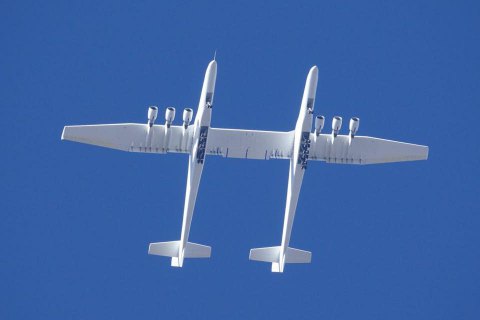 В США совершил первый полет самый большой в мире самолет Stratolaunch