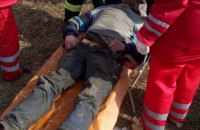 В Кривом Роге школьники спасли бездомного, который не мог выбраться из люка